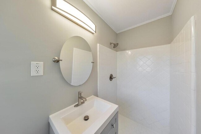 Building Photo - 909 Rosedale Dr