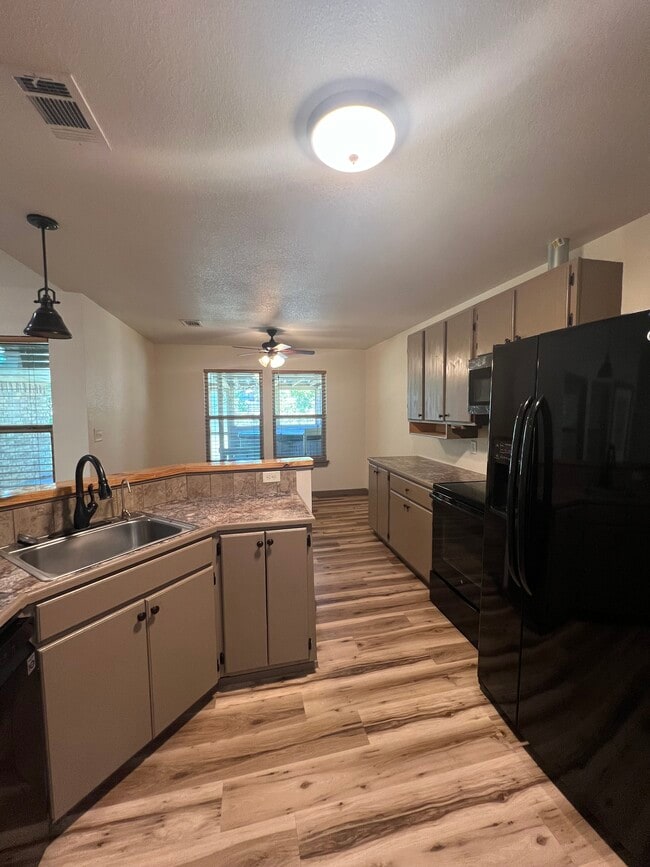 Building Photo - 306 Lux Dr