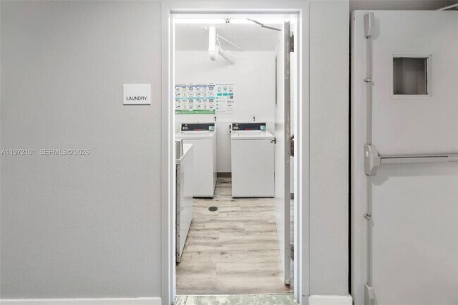 Building Photo - 2555 Collins Ave