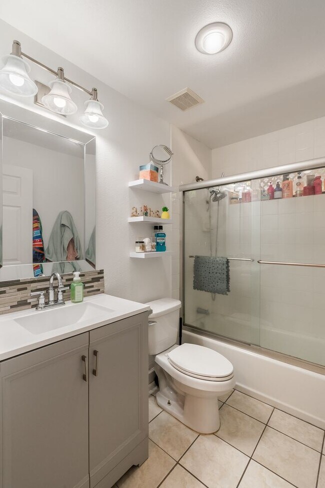 Building Photo - Large Island Getaway in Sunny Kapolei