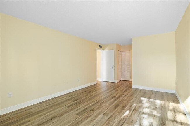 Building Photo - 1101 River Reach Dr