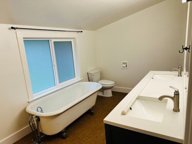 Building Photo - Charming Vintage Farm House