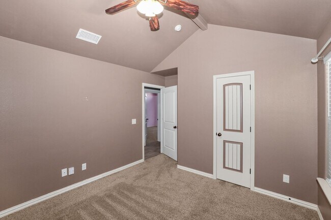 Building Photo - Stunning with 4 bedrooms in City View!