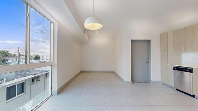 Building Photo - 519 SW 5th Ave