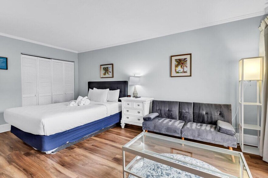 Building Photo - 202 75th Ave N