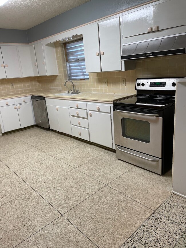 Kitchen with Stove and Dishwasher - 725 E Carrol St