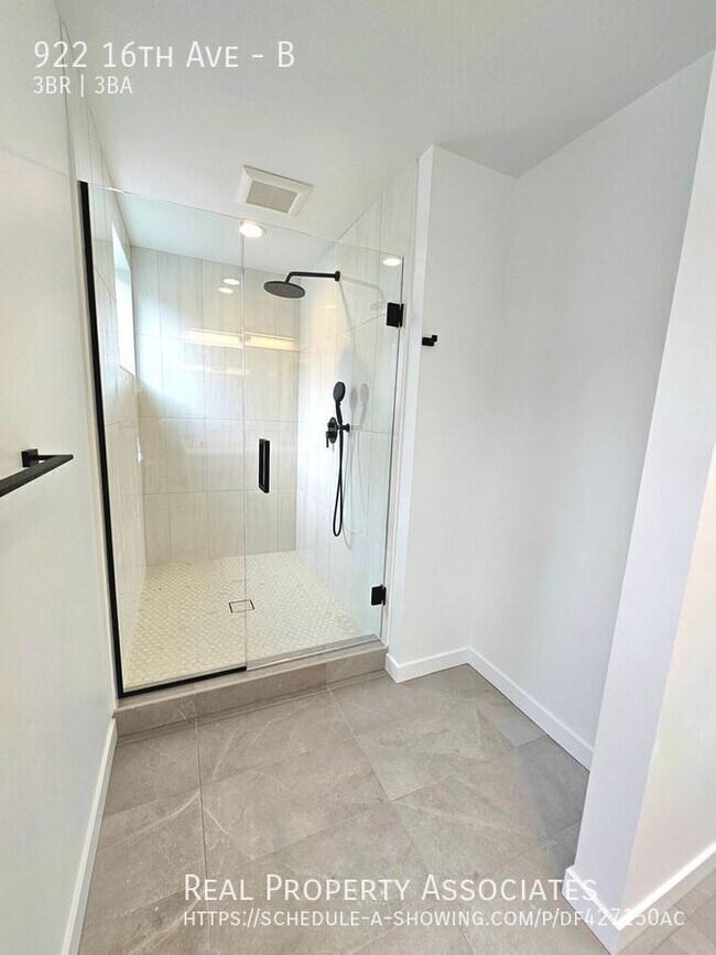 Building Photo - 922 16th Ave