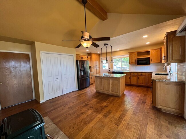Building Photo - Beautiful Lake House
