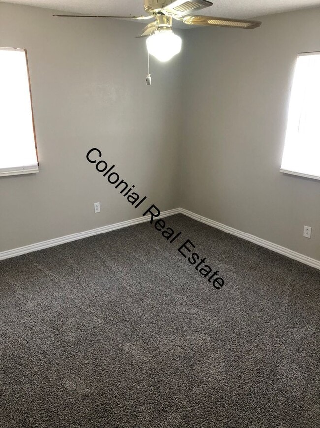 Building Photo - 3 bedroom 1 bathroom nicely updated home i...