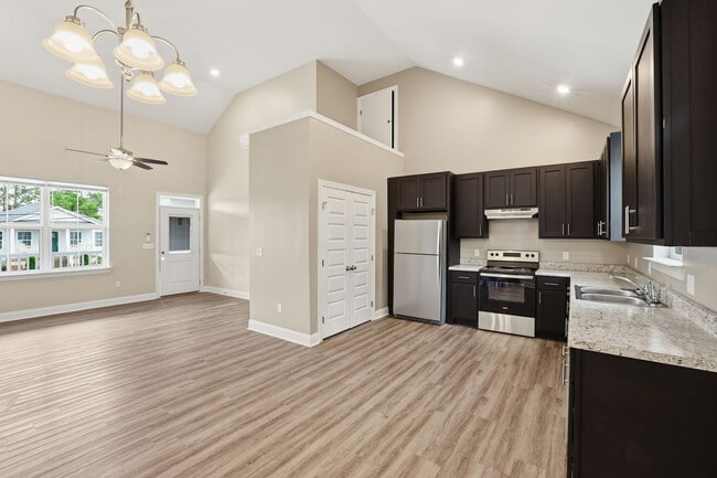 Building Photo - 705 Woodmore Ln