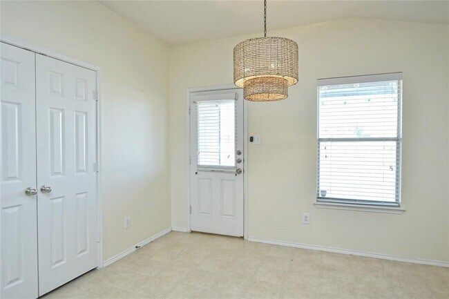Building Photo - 811 Encinita Dr