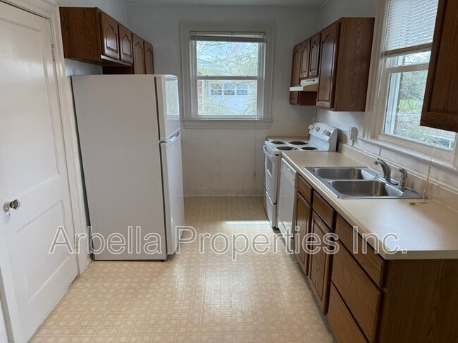 Building Photo - 707 E Unaka Ave