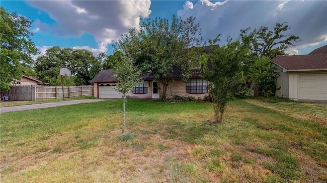 Building Photo - 1304 Merry Oaks Dr