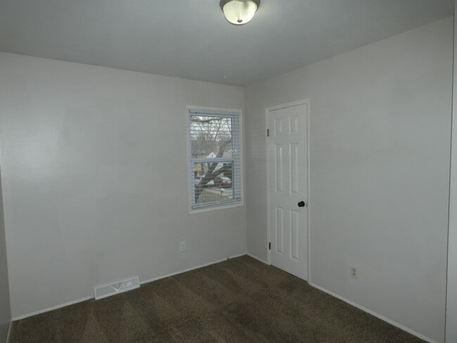 Building Photo - 5045 NE 56th Pl