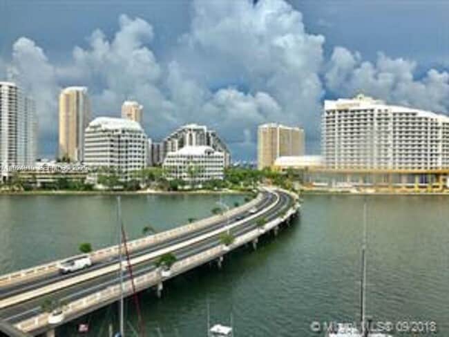 Building Photo - 905 Brickell Bay Dr