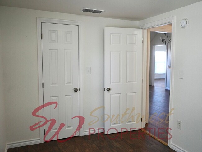 Building Photo - Good looking 3 bedroom 2 bath with huge yard!