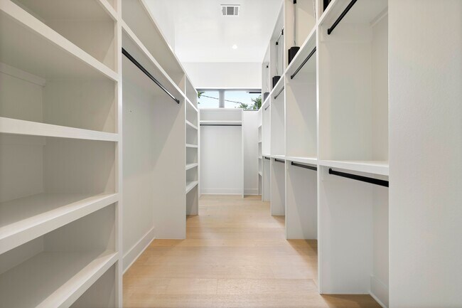 Building Photo - 2504 Bluffview Dr