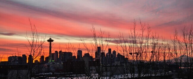 Building Photo - Spectacular Top Floor Condo with Stunning Views in Queen Anne