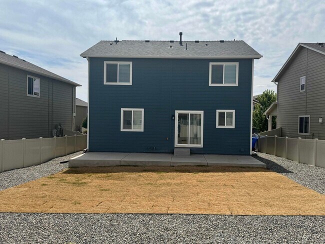Building Photo - Like new 3 bedroom w/ basement in Enclaves...