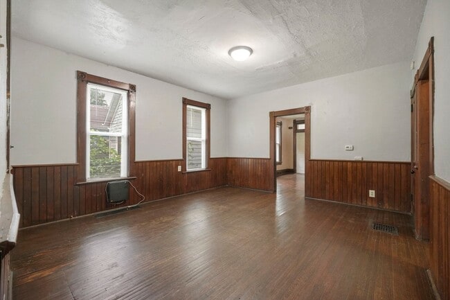 Building Photo - NEW LISTING -5 BEDROOM HOUSE!