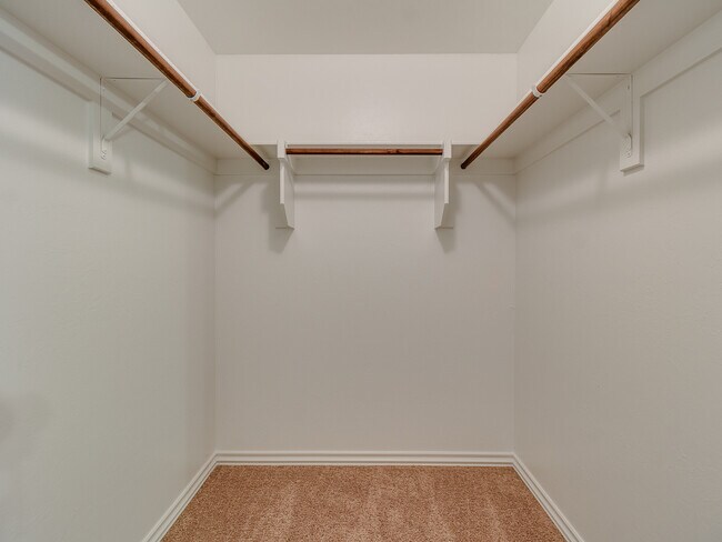 Building Photo - 4 Bedrooms/2 Baths in Falling Springs Addition - Deer Creek Schools - Community Pool