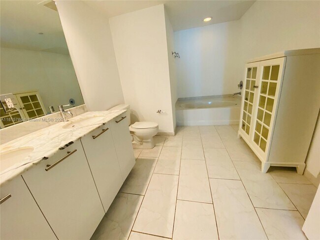 Building Photo - 950 Brickell Bay Dr