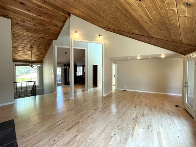 Building Photo - Fantastic 4 bed 3 bath home in the Highlan...