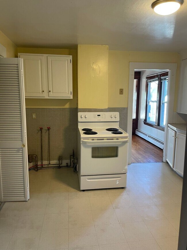 Building Photo - 2BR/1BA, WD Hookups, Parking!