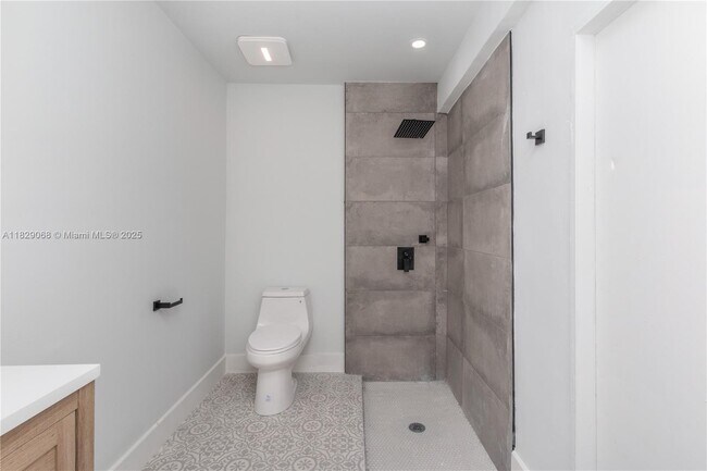 Building Photo - 2302 Funston St
