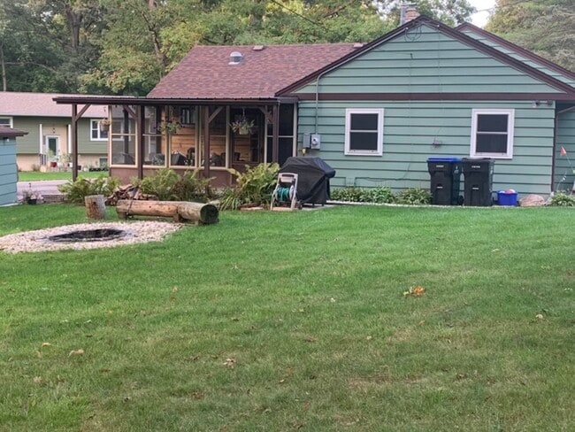 Building Photo - 5411 W Lake Shore Dr