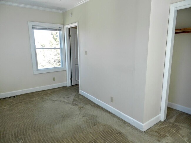 Building Photo - Come live at the Bay! Two Bedroom Willoughby Beach Cottage Available August 1st