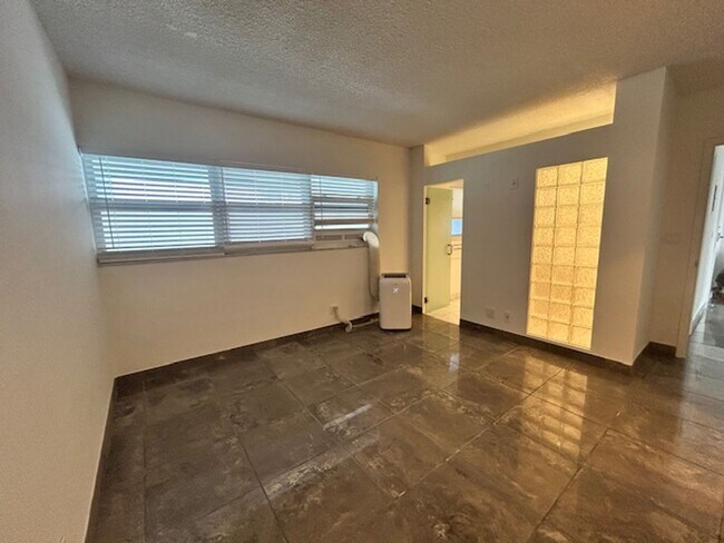 Building Photo - 1 Bedroom 1 Bath Ocean View Condo - Steps from Fort Lauderdale Beach!