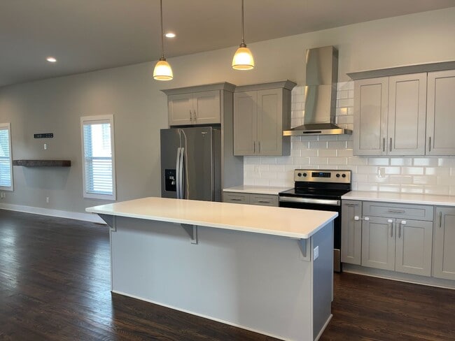 Building Photo - Convenient Living in West End