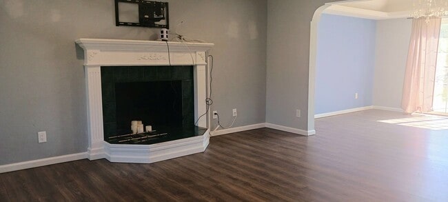 Building Photo - Spacious Home by Carson River