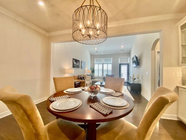Building Photo - GORGEOUS TOWNHOME IN SOUTH PARK