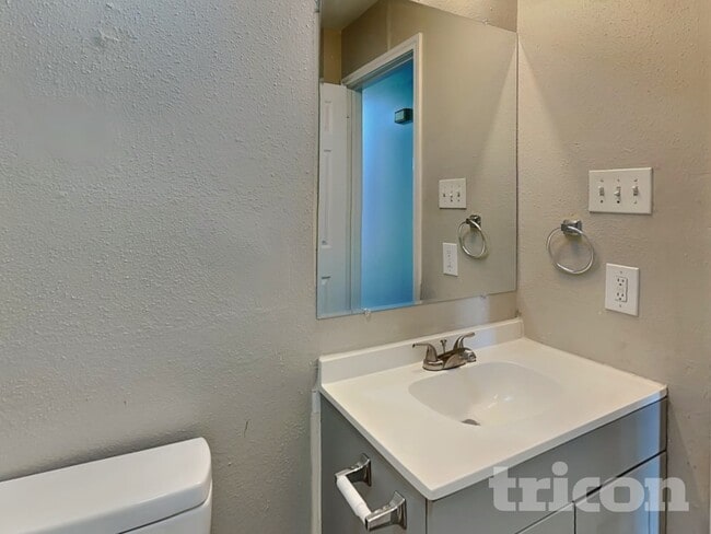 Building Photo - 10218 Basin Field Dr