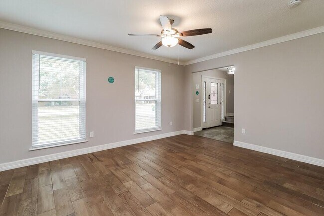 Building Photo - 4002 Ashwood Dr