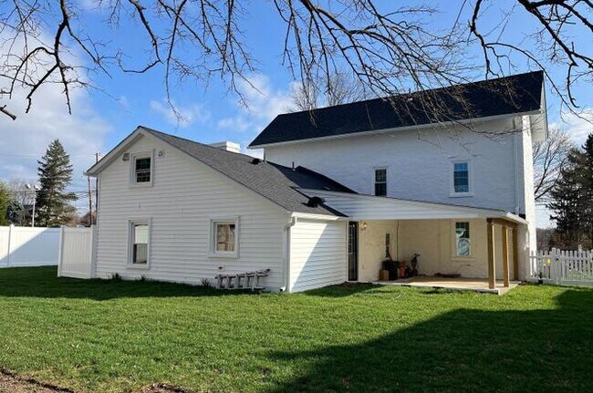 Building Photo - 540 W Springfield Rd