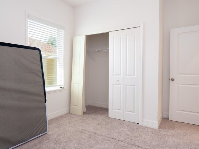 Building Photo - Move in now with zero deposit! This stunni...