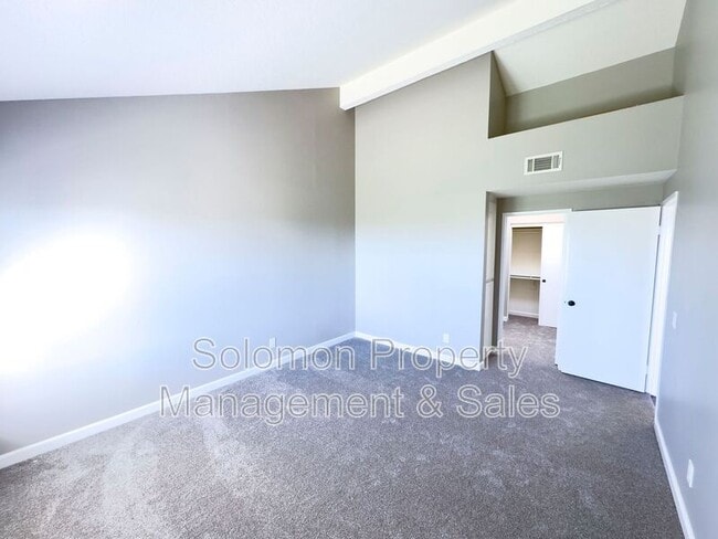 Building Photo - 905 Viewpoint Dr
