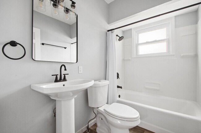 Building Photo - 3010 Woodbine Pl