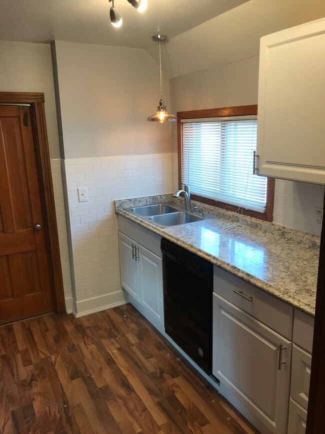 Building Photo - 7 bedroom House near Hamline