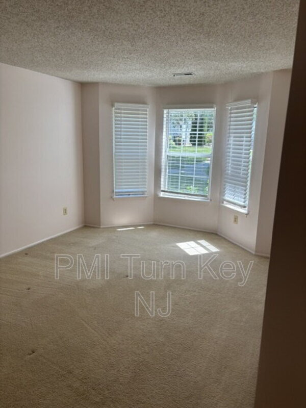Building Photo - 133 Tulip Ln