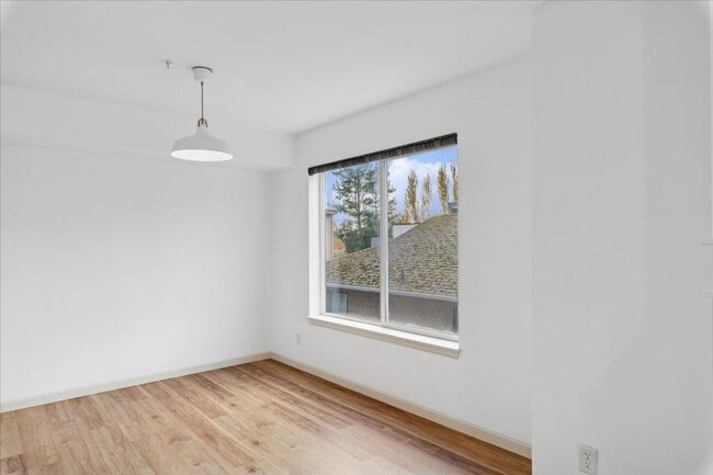 Building Photo - Prime Maple Leaf Bright 2-Bed 2-Bath Corner Condo