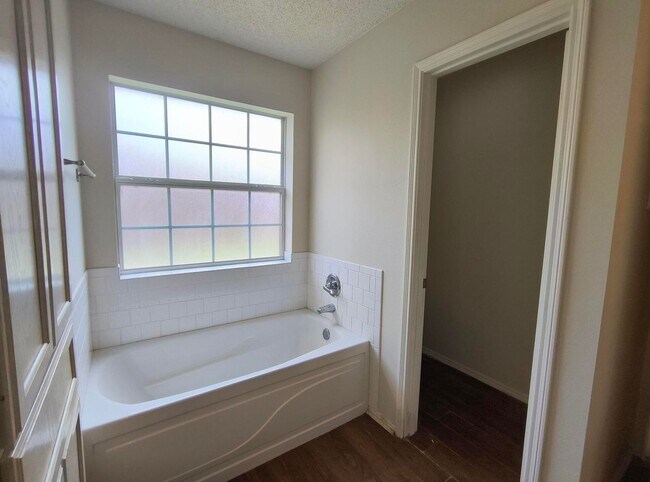 Building Photo - Nice and Spacious 3 bedroom, 2 bath home in Southland!