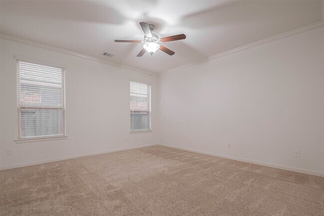 Building Photo - 2261 Oak Cir Dr N