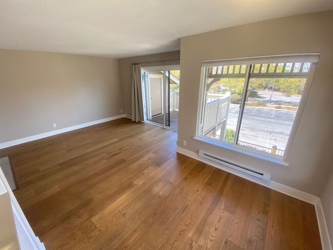 Building Photo - Advent - Low Deposit Bright Top Floor Condo!