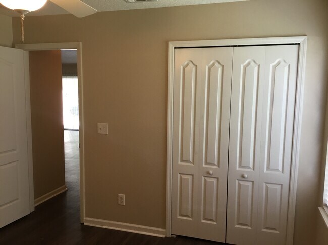 Building Photo - 8745 Edgebrook Ct