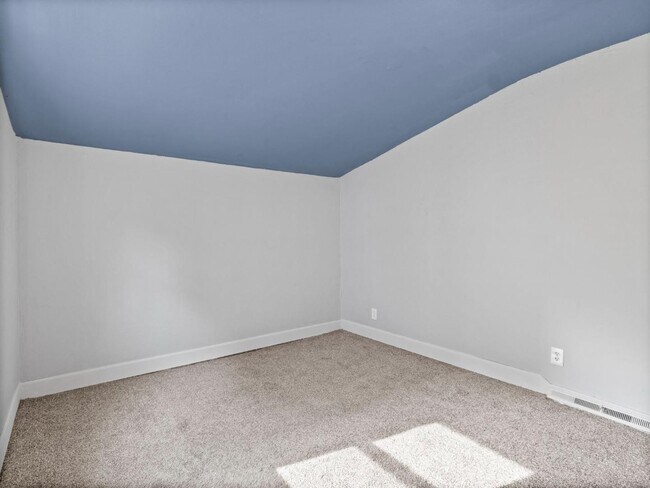 Building Photo - 930 E Dayton St