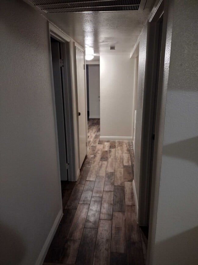 Building Photo - 4 Bedroom 2 Bathroom  Tropicana & Mountain...